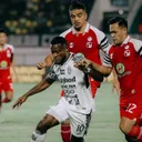 Aksi Privat Mbarga - Aksi Privat Mbarga di laga Barito Putera vs Bali United. (Foto: Instagram/baliunitedfc)