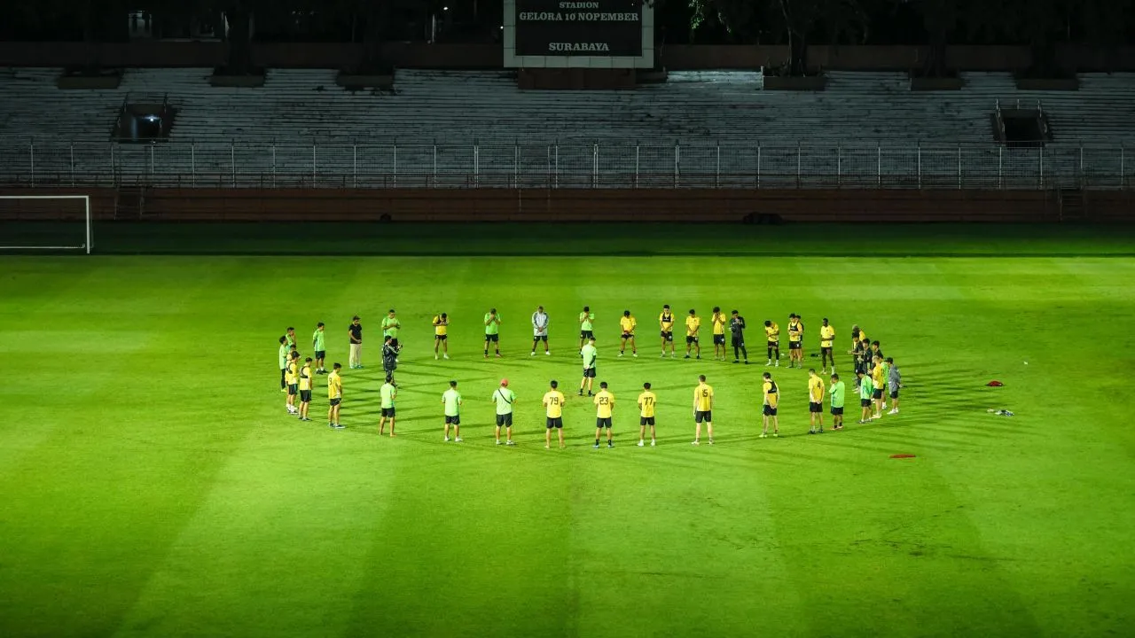 Pemain Persebaya doa bersama untuk Almarhum Bejo Sugiantoro/Media Persebaya.