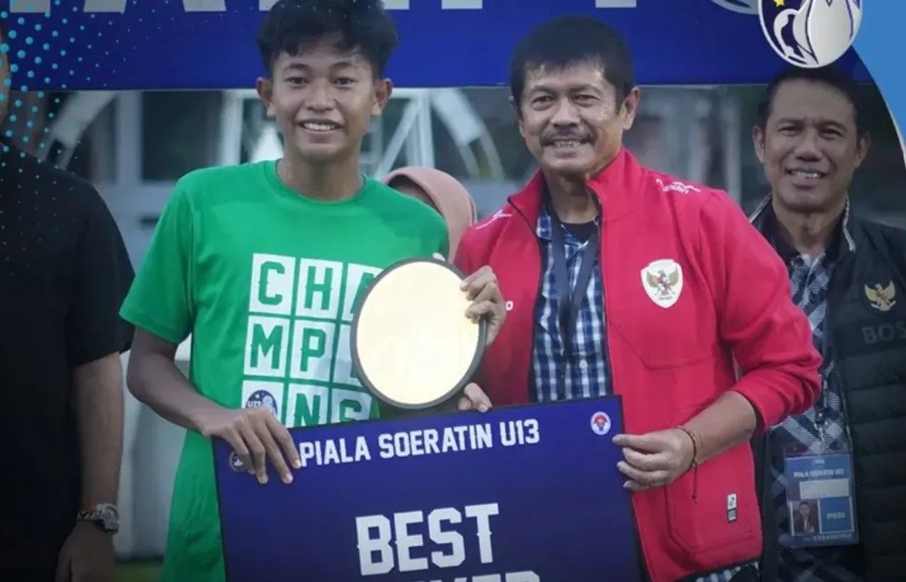 Coach Indra Sjafri memberikan penghargaan best player Piala Soeratin U-13 2025/foto: IG Piala Soeratin.