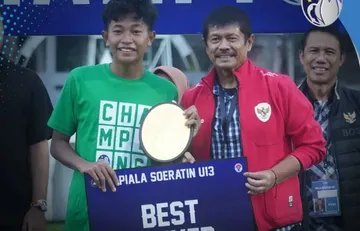 Coach Indra Sjafri memberikan penghargaan best player Piala Soeratin U-13 2025/foto: IG Piala Soeratin.