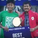 piala soeratin u-13 2025.jpg - Coach Indra Sjafri memberikan penghargaan best player Piala Soeratin U-13 2025/foto: IG Piala Soeratin.