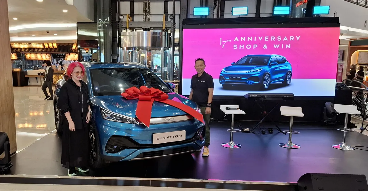 BYD Haka Auto menyiapkan dua unit Atto 3 untuk pemenang hadiah undian 17th Anniversary Shop & Win ulang tahun ke-17 FX Sudirman. (Chadie) 