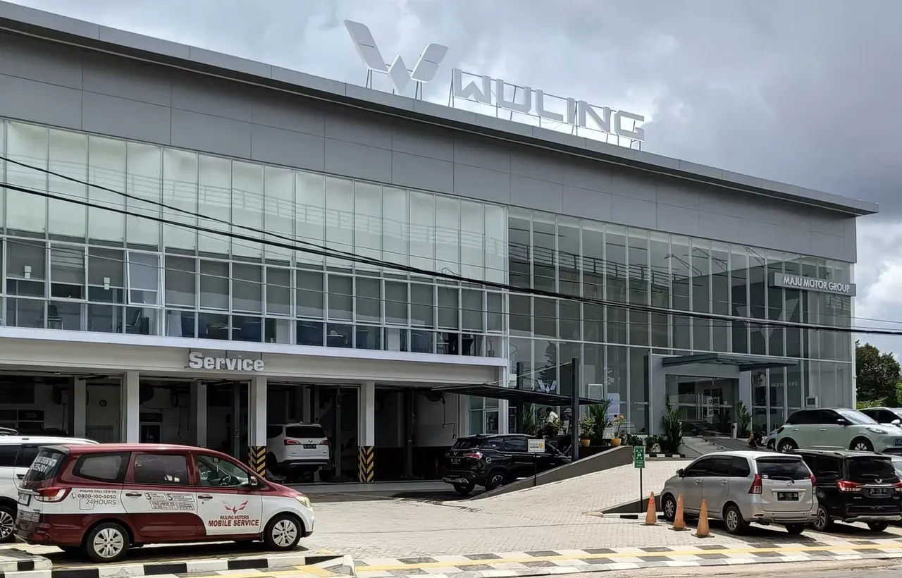 Diler Wuling Maju Motor Palembang kini hadir di lokasi baru dengan Wuling Silver Logo. (Wuling Indonesia)