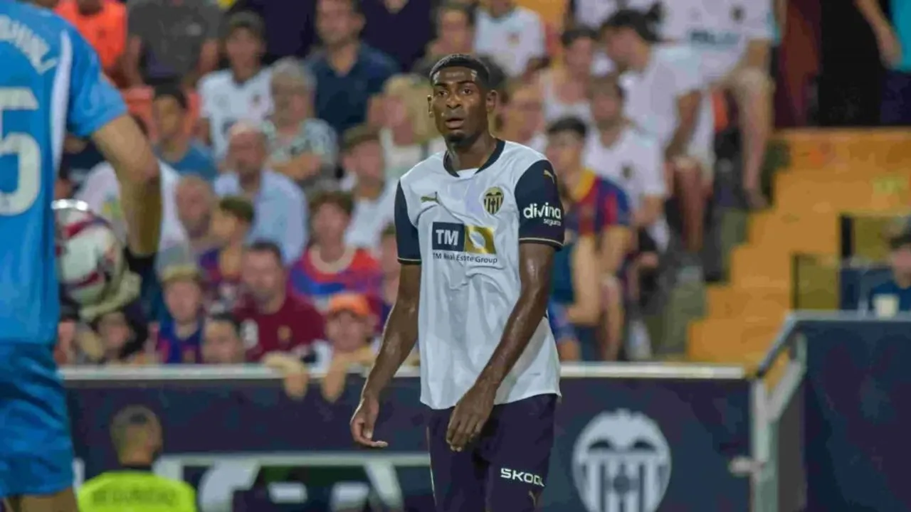 Cristhian Mosquera, bek Valencia yang menjadi buruan klub-klub elite Eropa. (Dok. Valencia/footballespana)