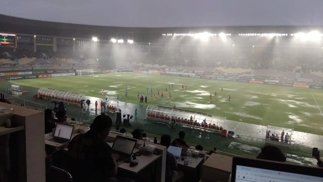 Hujan Deras di Stadion Manahan Solo (Foto: SportCorner.id/Nurhendra Saputra)