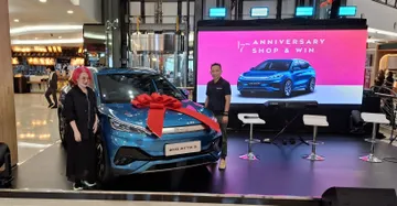 BYD Haka Auto menyiapkan dua unit Atto 3 untuk pemenang hadiah undian 17th Anniversary Shop & Win ulang tahun ke-17 FX Sudirman. (Chadie) 