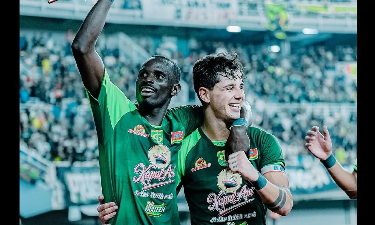 Pemain Persebaya Surabaya, Flavio Silva dan Bruno Moreira merayakan gol bersama. (Foto: Instagram/persebayaoffcial)