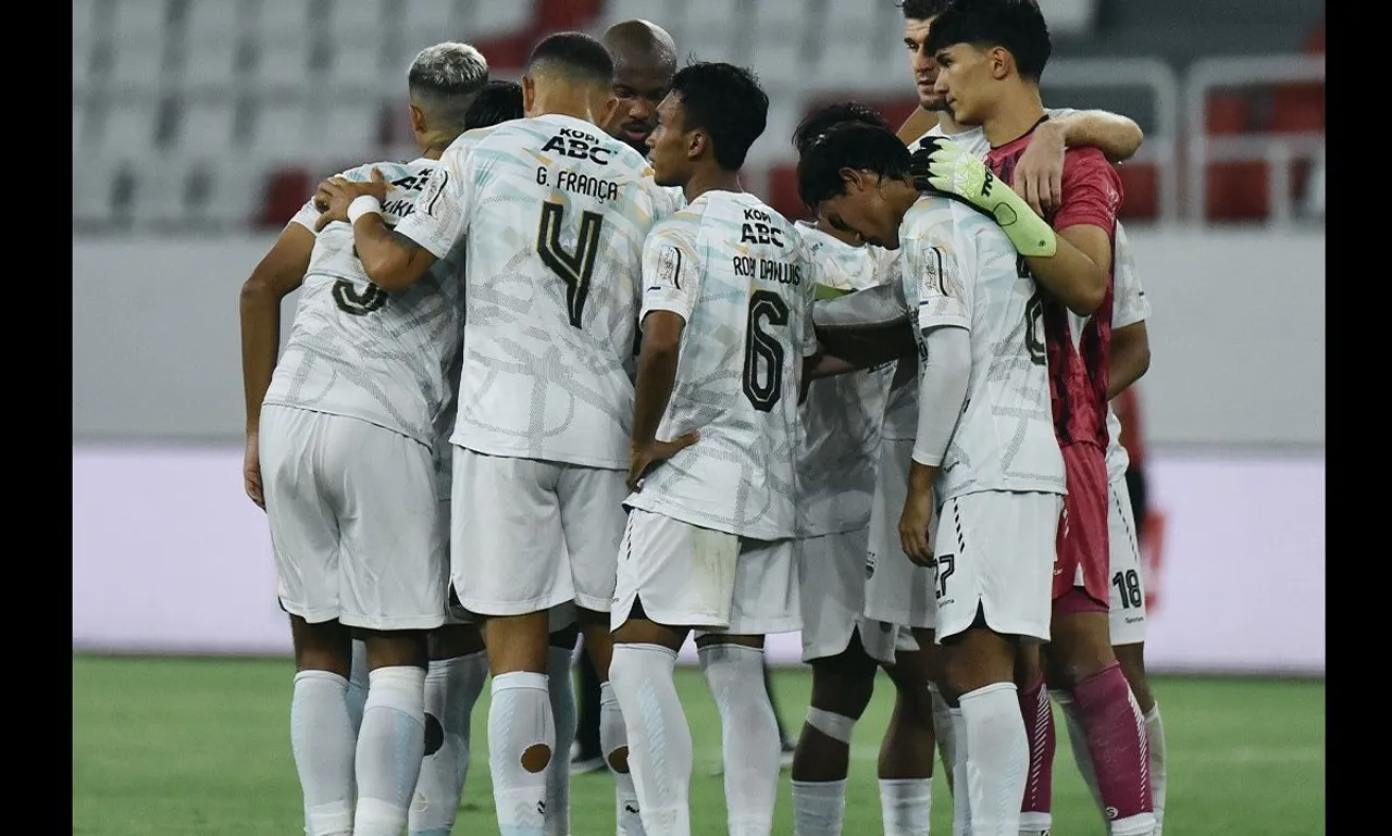 Pemain Persib Bandung berkumpul sebelum memulai pertandingan. (Foto: Instagram/persib)