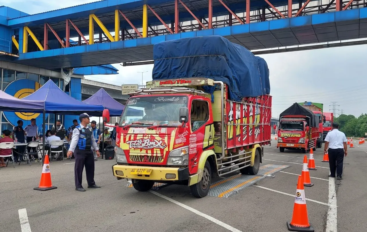 Pperasi penertiban kendaraan ODOL. (Jasa Marga)