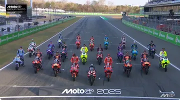 Sesi foto grup para pembalap MotoGP 2025 di seri pembuka di Sirkuit Internasional Chang Thailand/foto: MotoGP