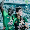 Pemain Persebaya Surabaya, Flavio Silva dan Bruno Moreira merayakan gol bersama. (Foto: Instagram/persebayaoffcial)