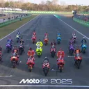 Sesi foto grup para pembalap MotoGP 2025 di seri pembuka di Sirkuit Internasional Chang Thailand/foto: MotoGP