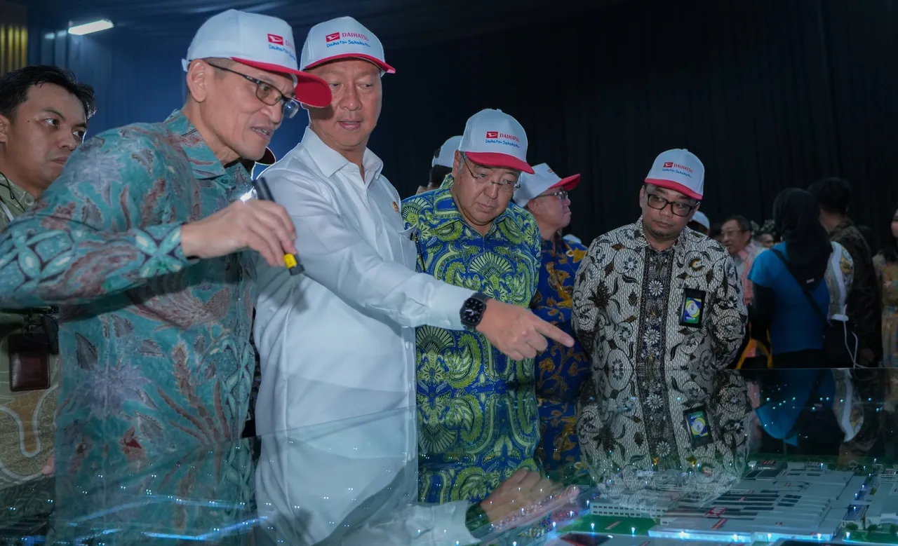 Penjelasan maket pabrik baru Daihatsu KAP 2 kepada Menteri Perindustrian. (Kemenperin RI) 