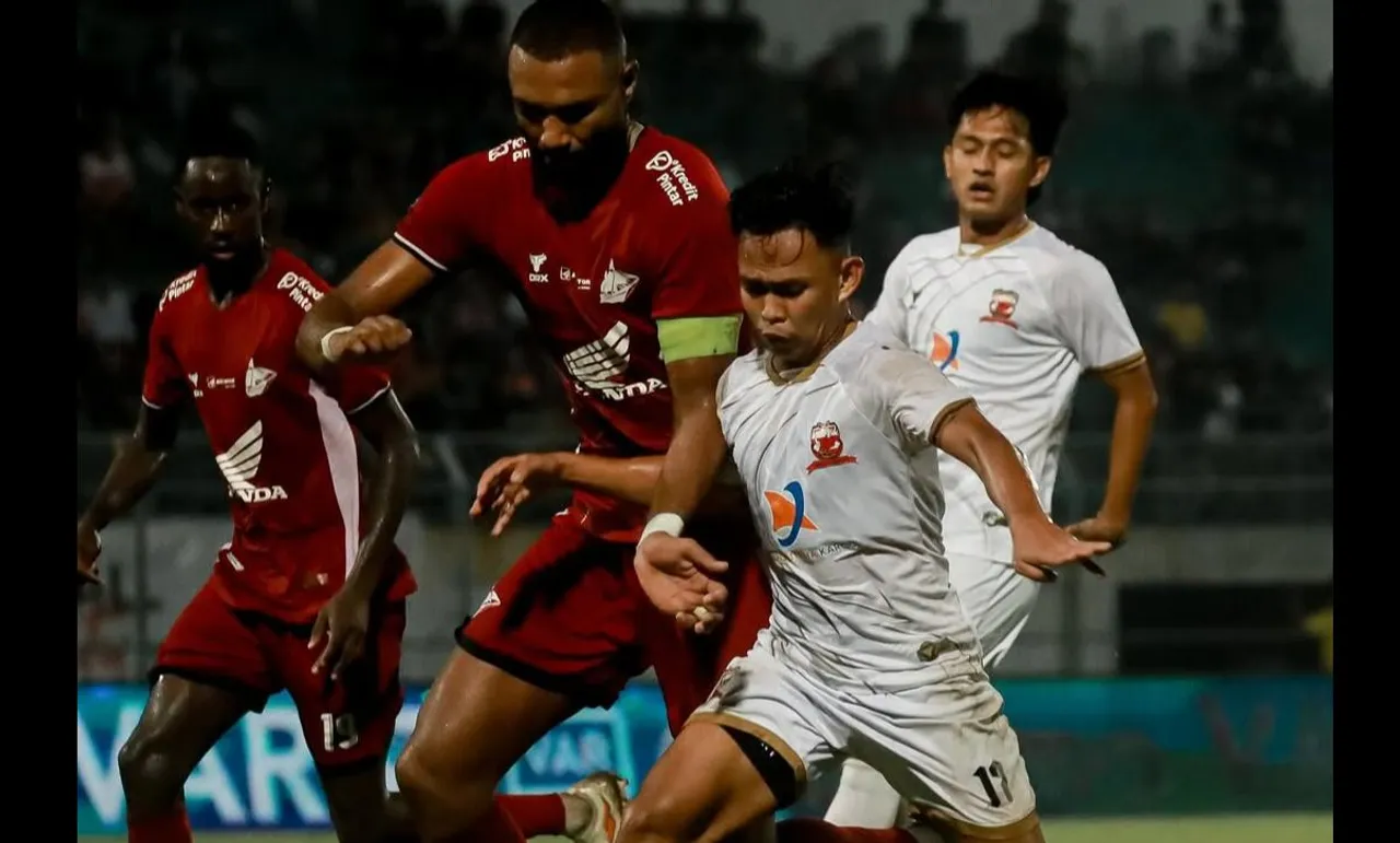 Duel pemain Madura United dengan PSM Makassar. (Foto: Instagram/maduraunited.fc)