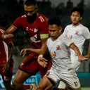 Duel pemain Madura United dengan PSM Makassar. (Foto: Instagram/maduraunited.fc)