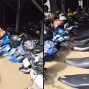 Puluhan motor teredam di lokasi parkir dekat Stasiun Bekasi, Jawa Barat/foto: X/tnozpgc