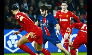 Duel pemain dalam laga PSG vs Liverpool. (Foto: Instagram/liverpoolfc)