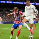 Pemain Real  Madrid Kylian Mbappe (kaos putih) ketika mendapat kawalan ketat dari pemain Atletico Madrid, Rabu (5/3/2025)