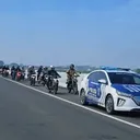 Motor Tol-Korlantas Polri.jpg - Melintas di jalan tor polisi kawal pengendara motor yang terjebak banjir. (Korlantas Polri)