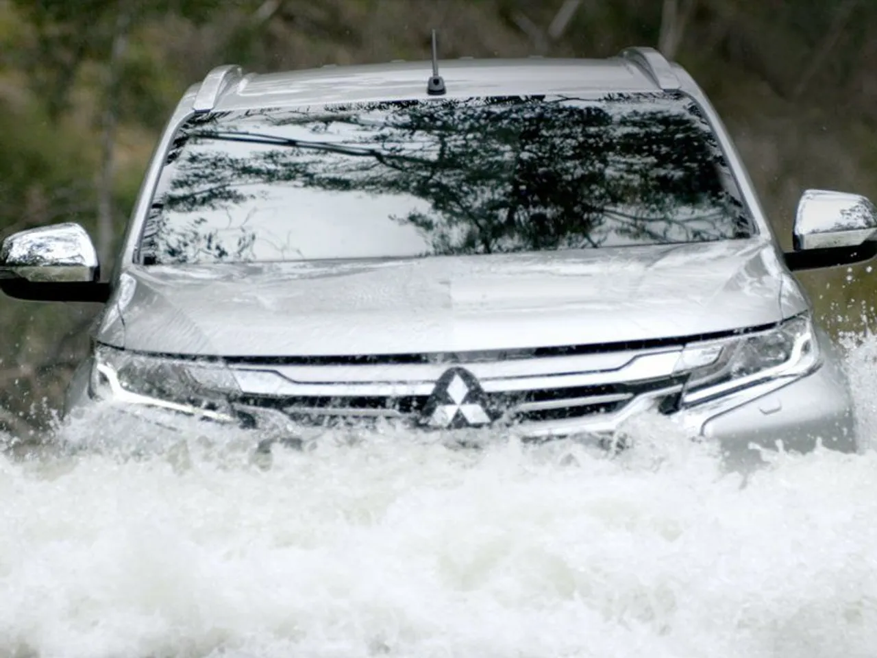 Kendaraan Mitsubishi menerjang banjir. (MMKSI)