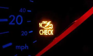 Indikator check engine menyala tanda mesin bermasalah. (Autoguru)