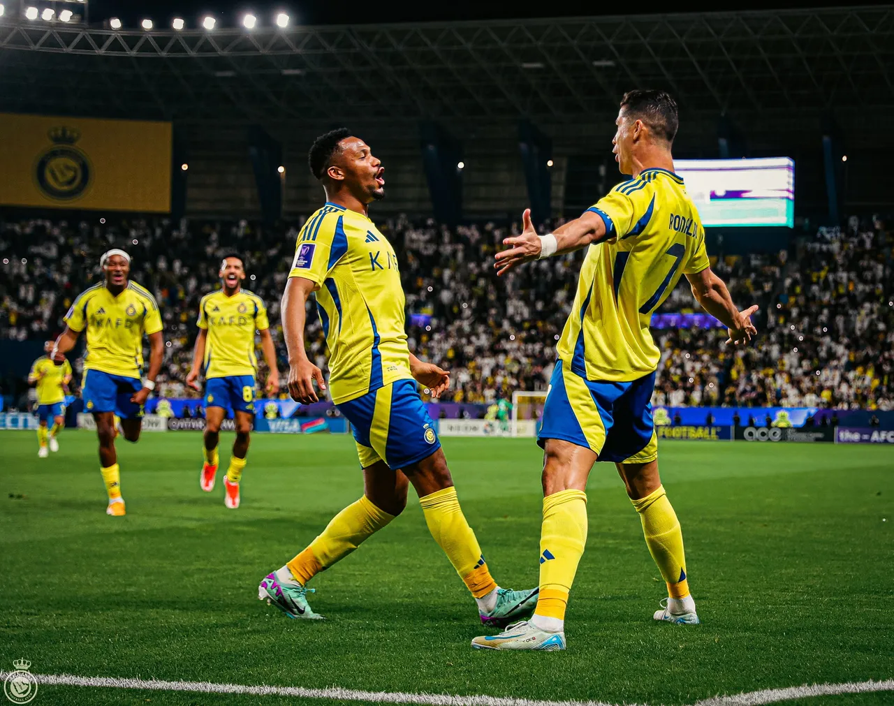 Selebrasi Cristiano Ronaldo dan Jhon Duran di laga Al Nassr vs Esteghlal. (Foto: x.com/AlNassrFC)