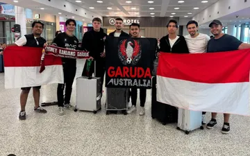 Kelompok suporter Timnas Indonesia, Garuda Australia, menyambut kedatangan para pemain di Sydney/foto: IG Garuda Australia.