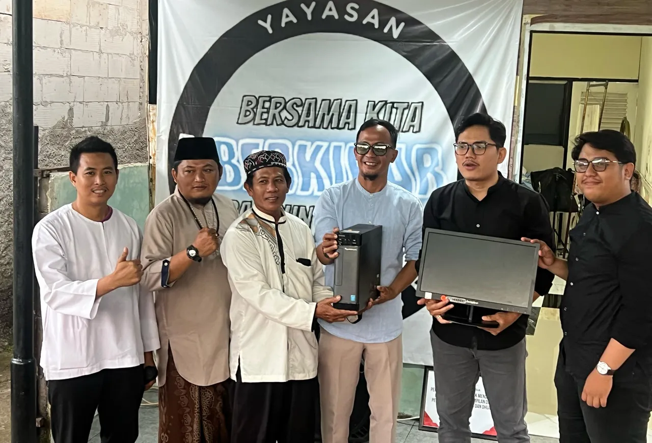 CSR Hino menyerahkan bantuan 20 unit PC. (HMSI)