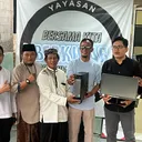CSR Hino menyerahkan bantuan 20 unit PC. (HMSI)
