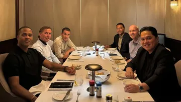 Erick Thohir dan tim pelatih Indonesia makan malam/IG Erick Thohir.