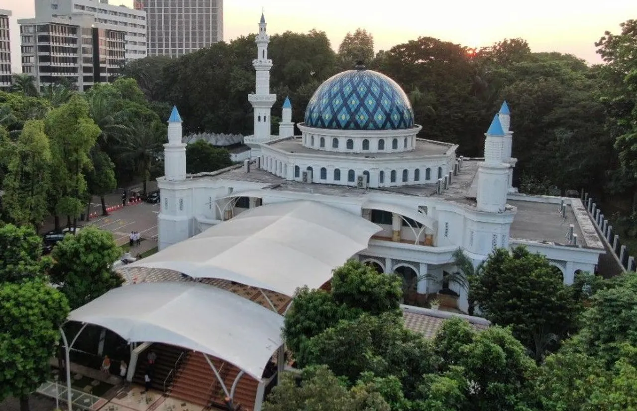 Masjid Al-Bina terletak di kompleks GBK/foto: setneg.go.id