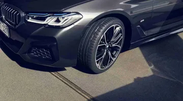 Saat ban mengalami masalah di perjalanan, ban serep menjadi solusi untuk mengayasinya. (Hankook Tire)