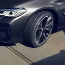 Saat ban mengalami masalah di perjalanan, ban serep menjadi solusi untuk mengayasinya. (Hankook Tire)