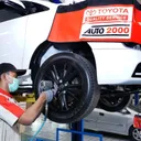Apapun jenis permukaan jalannya, pastikan ban dalam kondisi layak. (Auto2000)