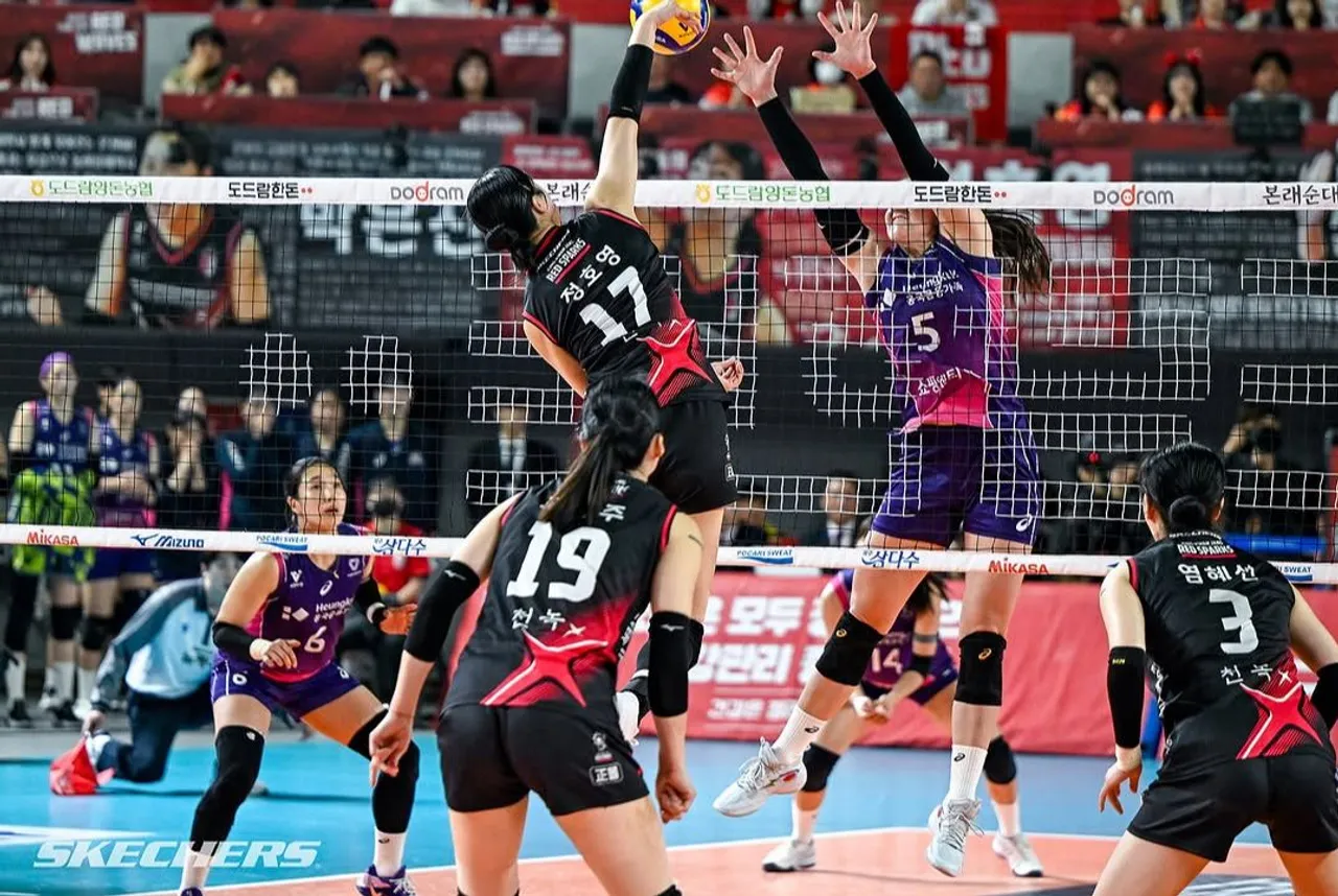 Ketatnya pertandingan antara Red Sparks vs Pink Spiders. (Foto: Instagram/redsparks)
