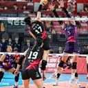 Red Sparks vs Pink Spiders - Ketatnya pertandingan antara Red Sparks vs Pink Spiders. (Foto: Instagram/redsparks)