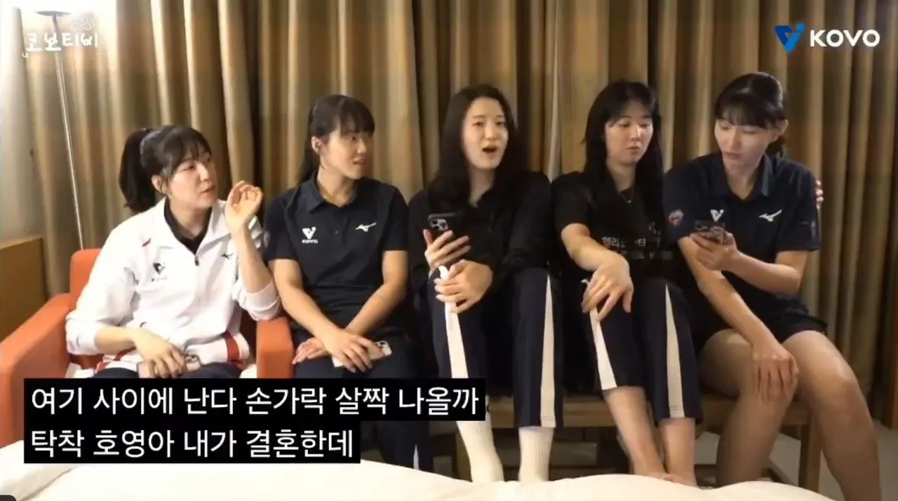 Jung Ho-young dan para pemain timnas voli putri Korea Selatan/foto: KOVO