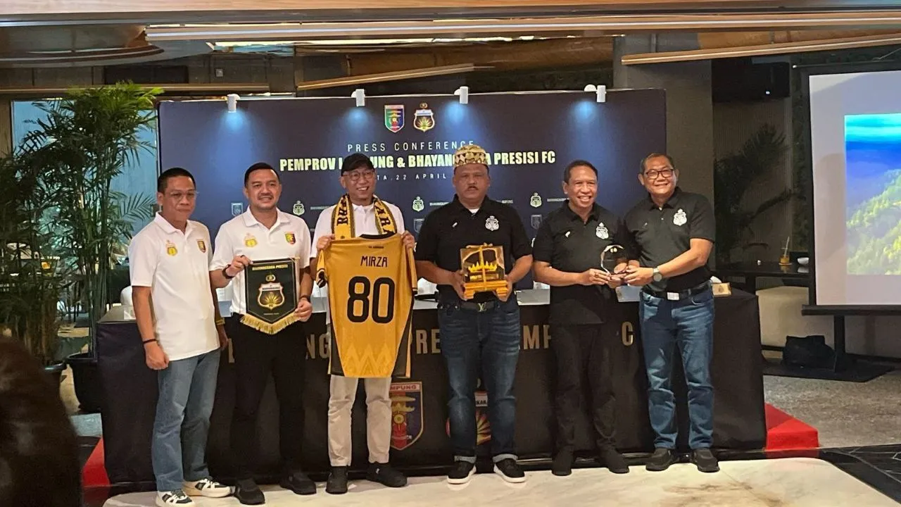 Gubernur Lampung, Rahmat Mirza dan CEO Bhayangkara FC, Agus Suryononugroho/SportCorner Muhammad Nurhendra.