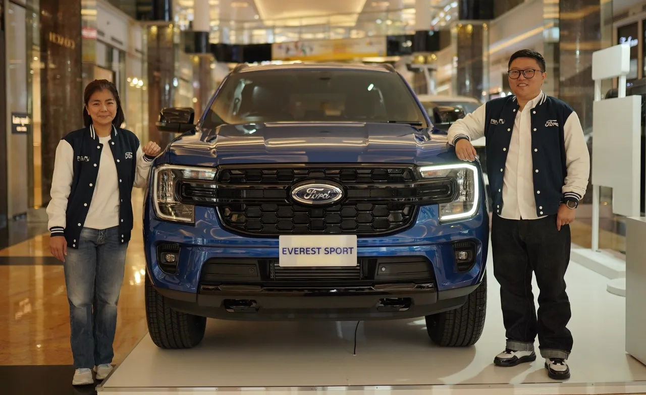 Owner Dealer Ford Bandung (PT Saluyu Gatsu Motor) Dewi Asiana  dan Sales Director RMA Indonesia Erik Pascanugraha saat peluncuran Next-Gen Ford Everest Sport di Bandung. (RMA Indonesia)