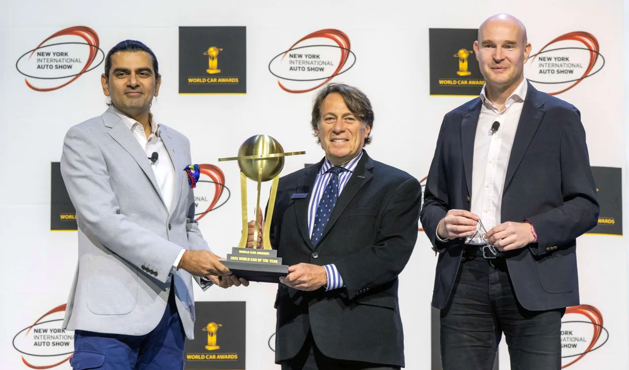 Kia EV3 meraih gelar bergengsi sebagai World Car of the Year 2025 di acara World Car Awards di New York International Auto Show 2025. (KIA)