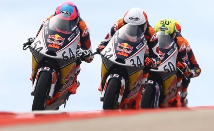 Veda Ega Pratama beraksi saat latihan bebas Red Bull Rookies Cup 2025/foto: Ofisial Red Bull Rookies Cup