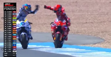 Marc Marquez dan Alex Marquez usai Sprint Race MotoGP Spanyol 2025 (Foto: tangkapan layar x.com/MotoGP)