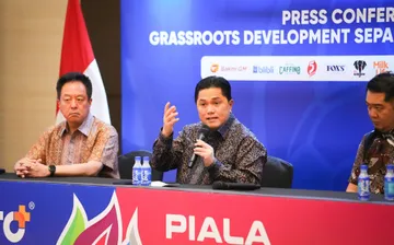 Dari kiri, Victor R. Hartono (President Director of Djarum Foundation), Erick Thohir (Ketua Umum PSSI), dan Marsal Masita (Direktur PT Garuda Sepak Bola Indonesia) di Menara Danareksa pada Selasa (29/4/2025). (Foto: PSSI)