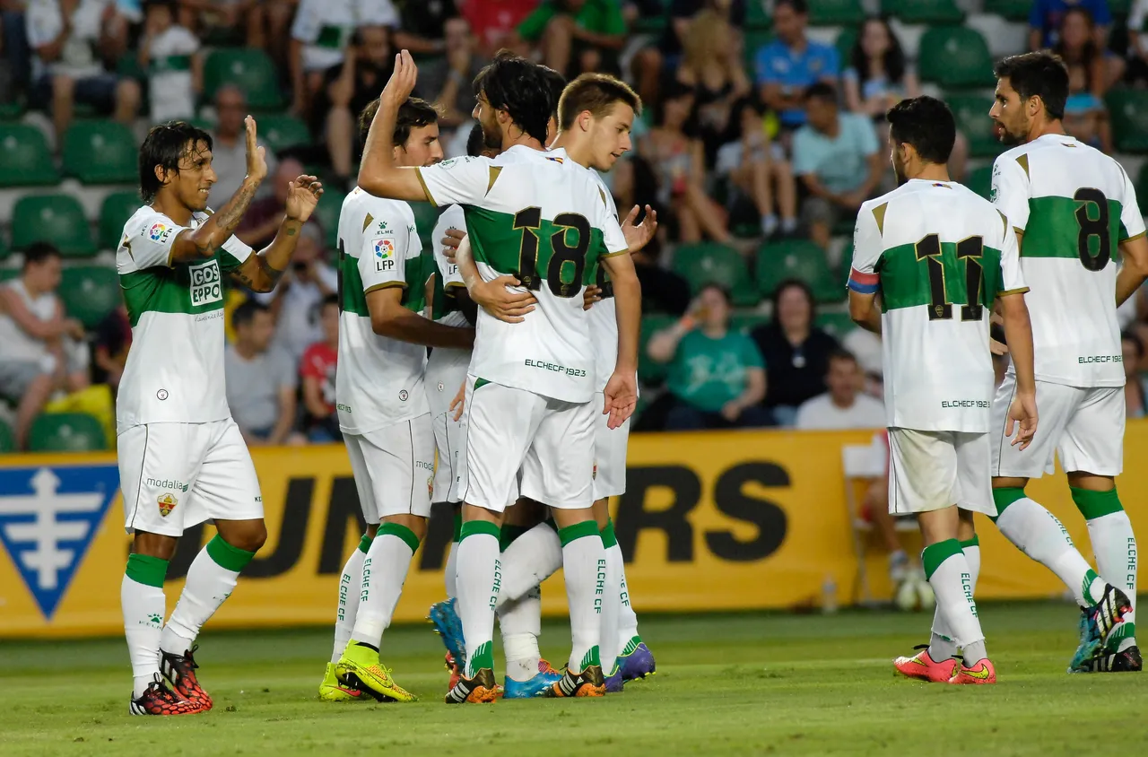 Elche larang Suporter Makan Kuaci di Stadion/Foto: Elche