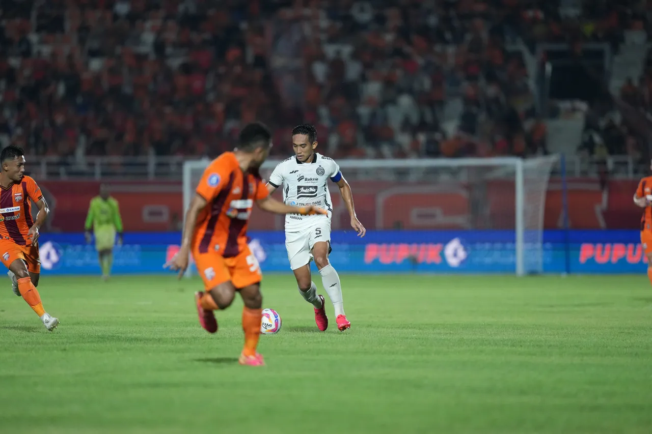 Kapten Persija Jakarta Rizky Ridho bersusah payah menahan gempuran lini depan Borneo FC Samarinda. (Foto: Media Persija)