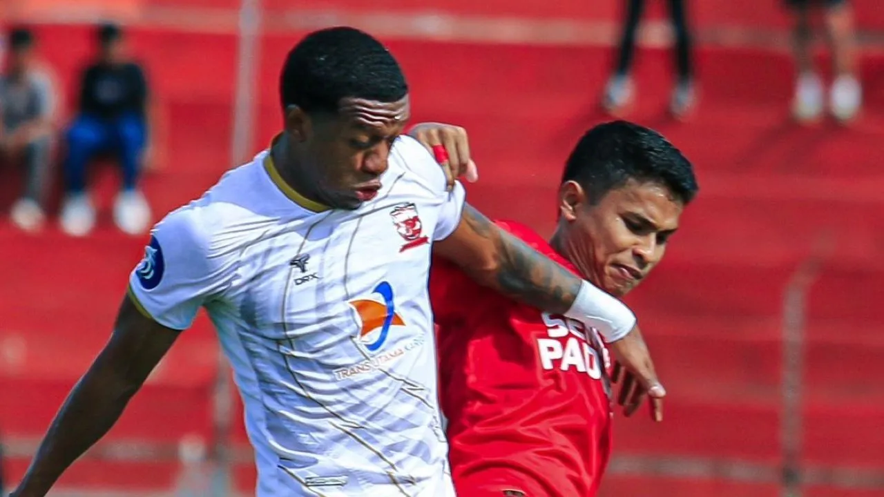 Semen Padang vs Madura United 2025/X Semen Padang.