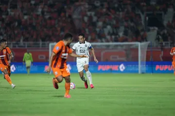 Kapten Persija Jakarta Rizky Ridho bersusah payah menahan gempuran lini depan Borneo FC Samarinda. (Foto: Media Persija)