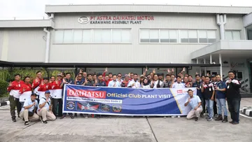Sejumlah komunitas sepeda motor Honda berkesempatan mengunjungi pabrik mobil Daihatsu. (ADM)