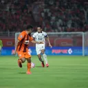 Kapten Persija Jakarta Rizky Ridho bersusah payah menahan gempuran lini depan Borneo FC Samarinda. (Foto: Media Persija)