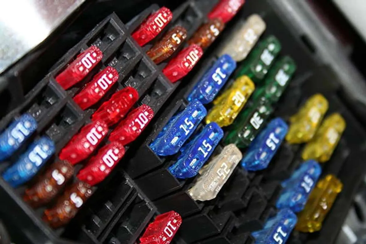 Sekring mobil. (Daihatsu)